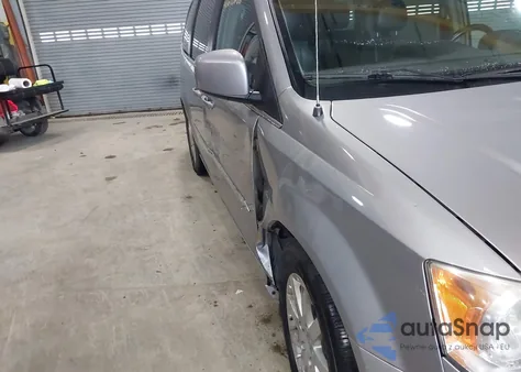 2013 Chrysler Town & Country Touring из США, поврежденный, VIN 2C4RC1BG3DR713260